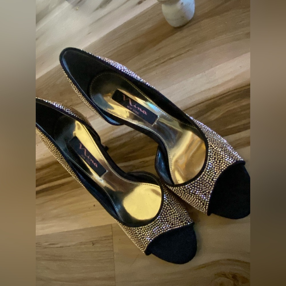 Size 7 Nina New York pumps